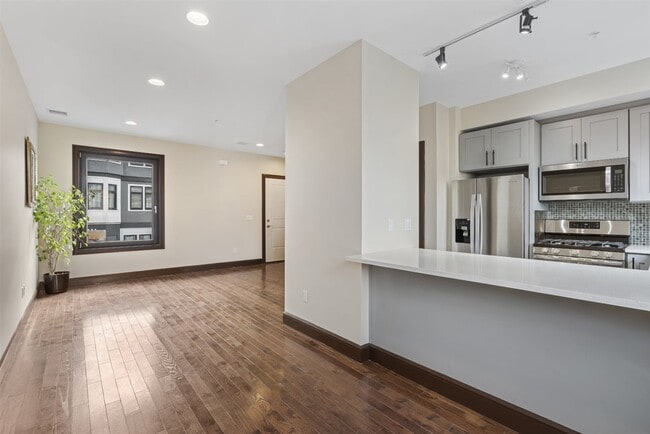 Building Photo - 585 Hoboken Rd