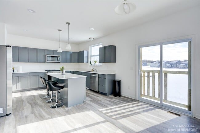 Building Photo - 9480 White Tail Dr