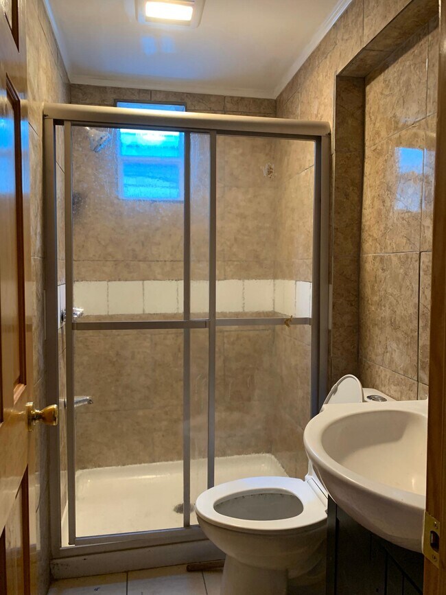 bathroom 1 - 61 S 19th St