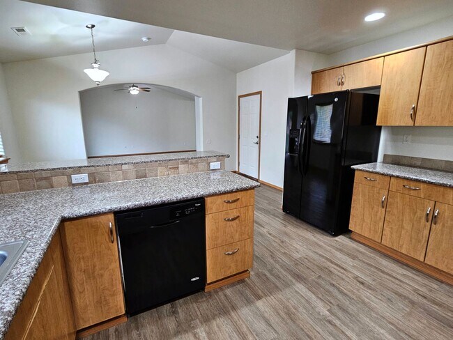 Building Photo - Open, One-Level Living- 4 Bedroom, 2.5 Bath Richland Home with Spacious Backyard