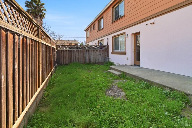 Building Photo - 712 Daniels Ave