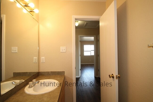 Building Photo - Delightful Townhouse!