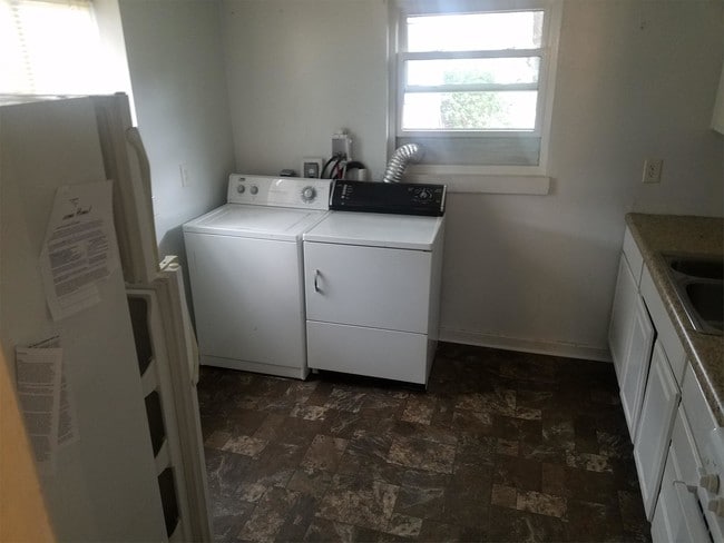 Building Photo - 1000 Vermillion St