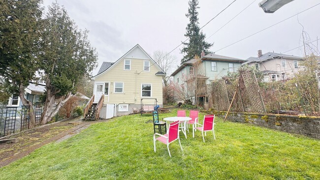 Building Photo - PRELEASE:  4+bdrm/1bath near WWU + Sehome Hill