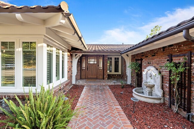 Building Photo - 854 Guanajuato Dr