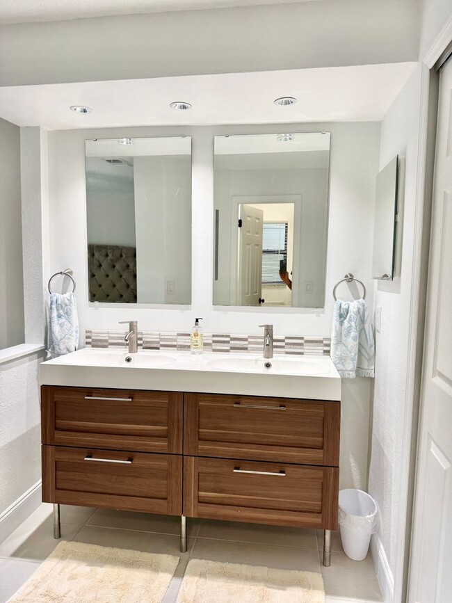 Building Photo - Dr. Phillips 3 Bed 2 Bath For Rent at soug...