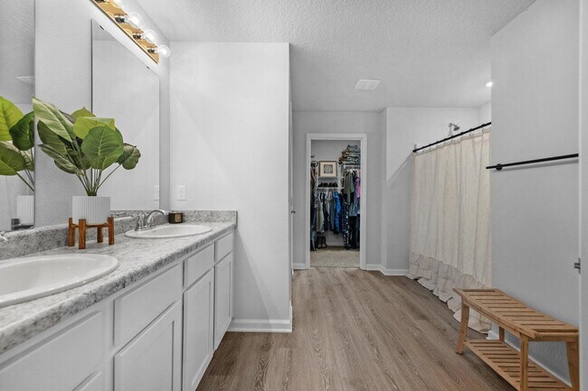 Building Photo - 6537 Torrey Pnes