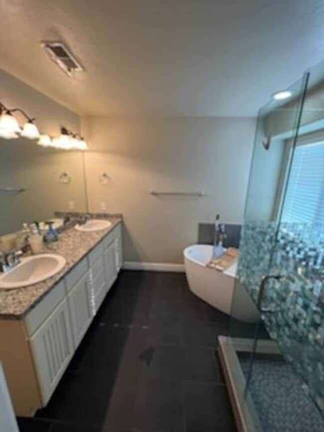 Building Photo - Pet Friendly Beautiful 3 Bed 3.5 Bath in R...