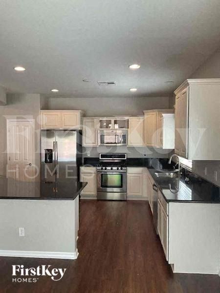 Building Photo - 2585 Bechamel Pl