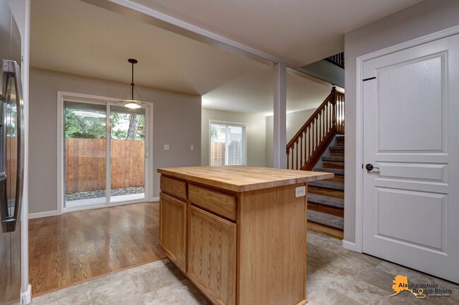 Building Photo - Amberwood Park: Homey Townhouse with Fence...