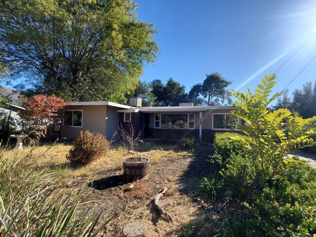 Building Photo - Vintage Meiners Oaks Home