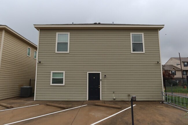 Building Photo - Now Pre-Leasing for Fall 2026–Spring 2027!