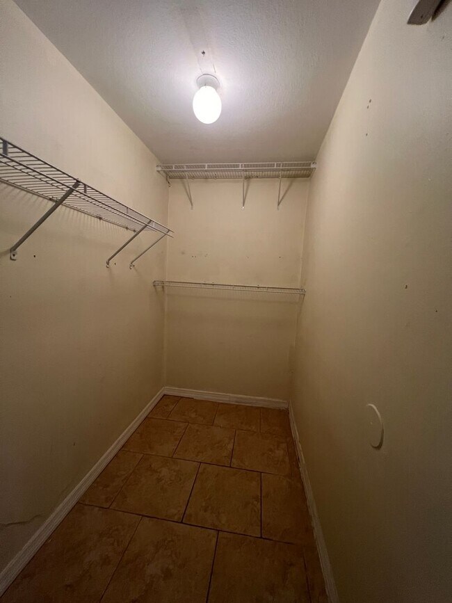 Building Photo - Updated 2 Bed/2 Bath Condo with Screened P...