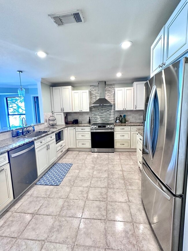 Building Photo - Beautiful 3B/3.5B Waterfront Fully Furnish...