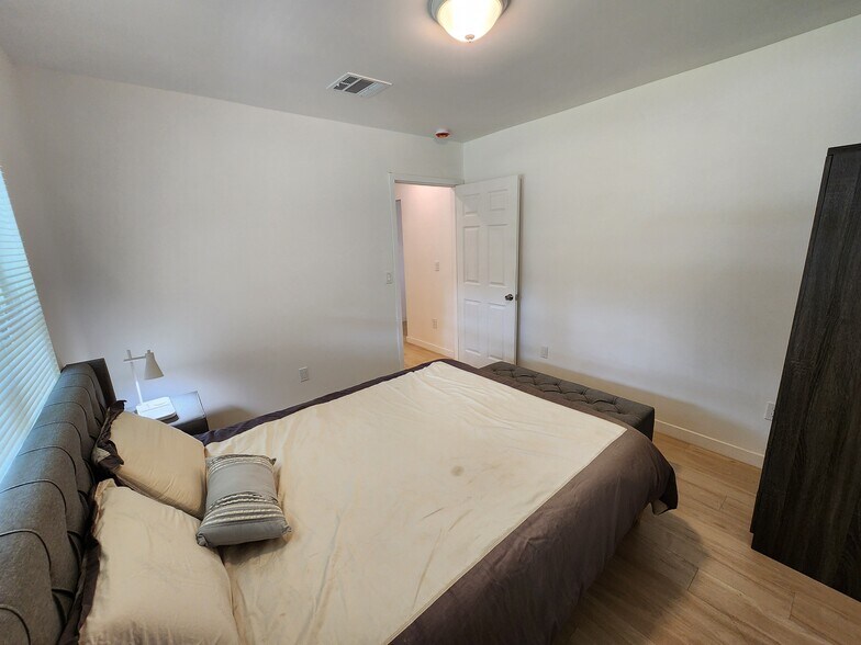 Building Photo - 9682 Sunland Blvd