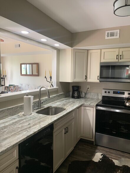 Primary Photo - 375 Woodlake Dr