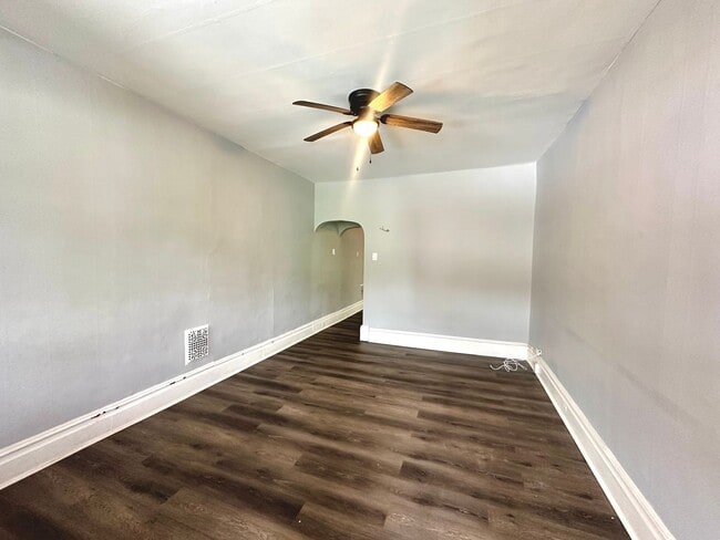 Building Photo - Completely Updated 3 Bed, 1 Bath Unit in Pitcairn - Available Immediately!