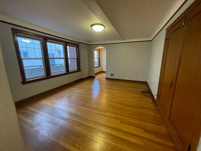 Building Photo - Queens Court Large Charming 1 Bedroom Available Now! Highly Desirable Queen Anne Location