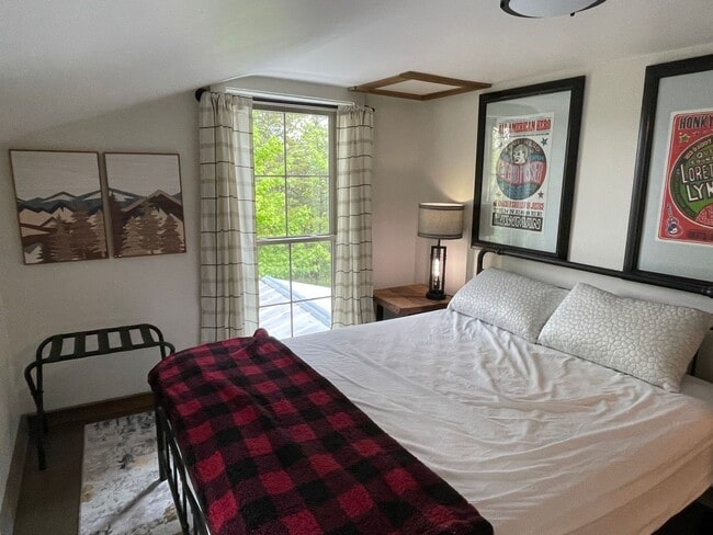 Building Photo - MOVE IN READY