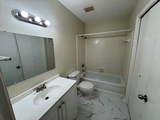 Building Photo - 1401 Lazy Brook