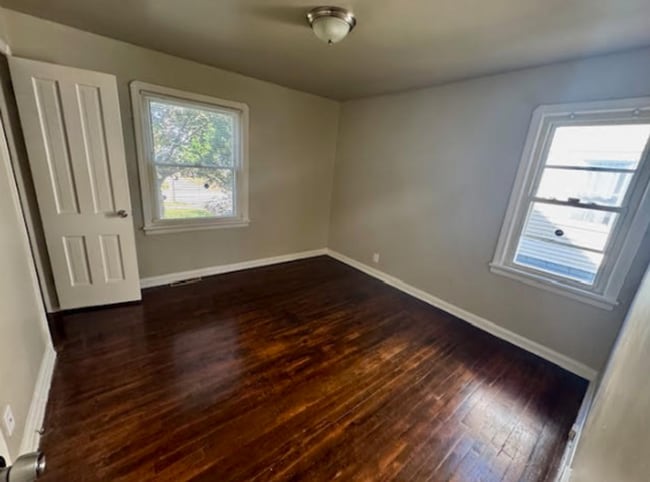 Building Photo - Single Family Home 3 beds 2 bath Available Now!