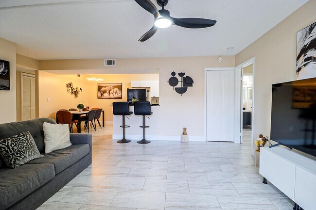 Building Photo - 450 Palm Cir W