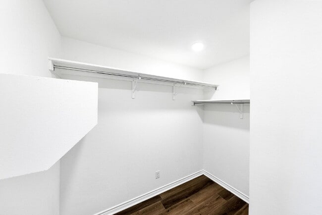 Building Photo - 1 Month Free Rent with 18mo Lease!!!!