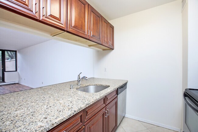 Building Photo - 25 Rockledge Ave