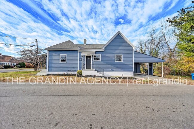 Building Photo - 3203 Roundhill Ave NW