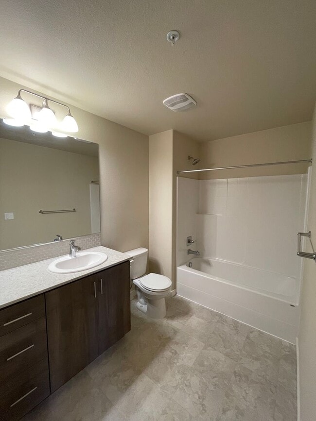 Building Photo - New 1BR Condo available in Bethany area