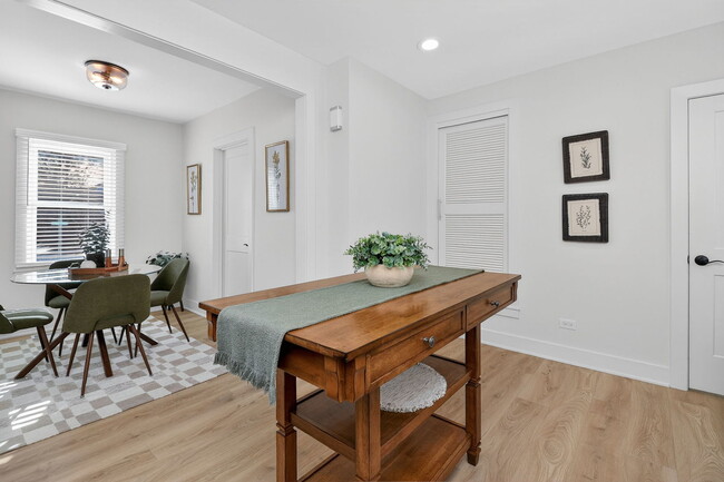 Building Photo - 102 E 56th St