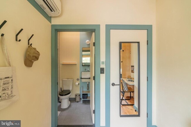 Building Photo - 711 G St SE