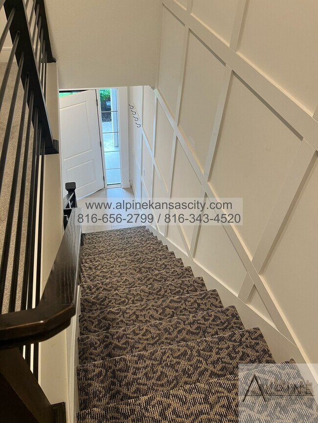 Building Photo - Beautiful Parkville Town Home Coming Soon!