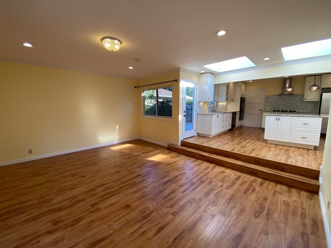 Building Photo - REDWOOD CITY - Beautifully Updated 3BR/2BA