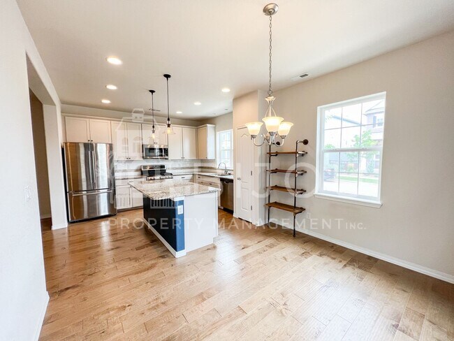 Building Photo - 1167 Solitaire St