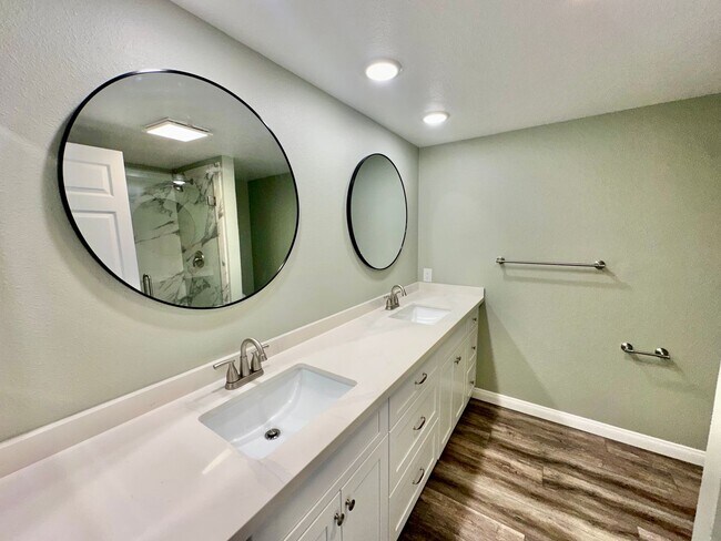 Building Photo - Stunning Upgraded Townhome in Rancho Berna...