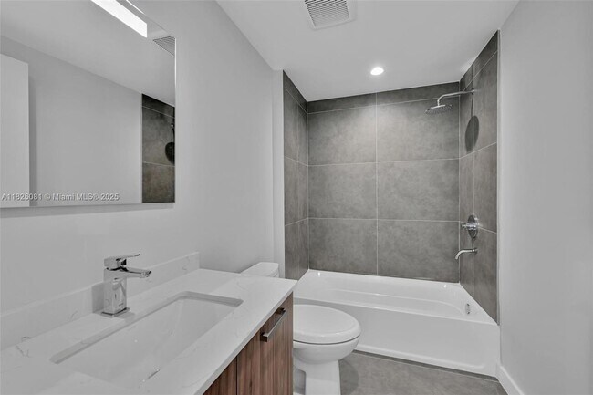 Building Photo - 840 NE 130th St