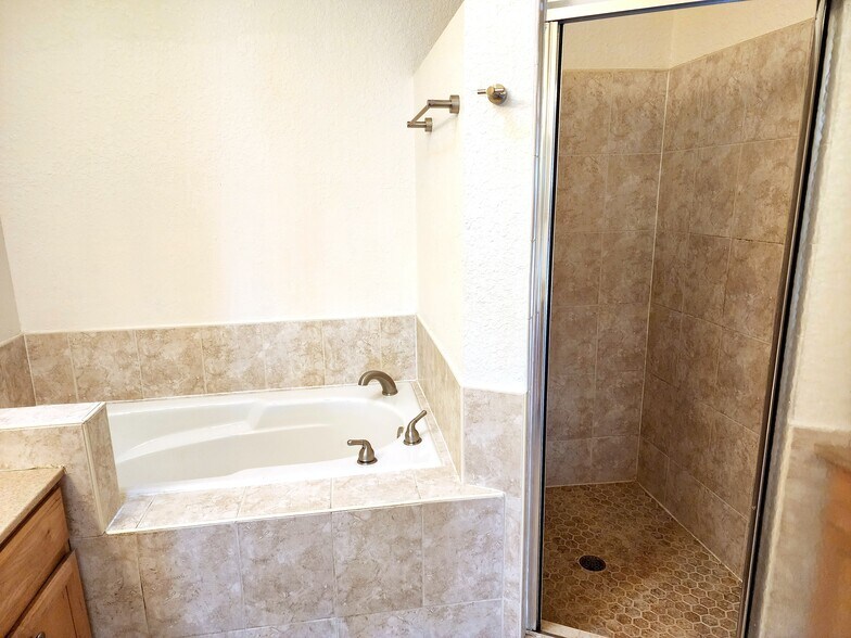 Building Photo - 223 Golf Aire Blvd