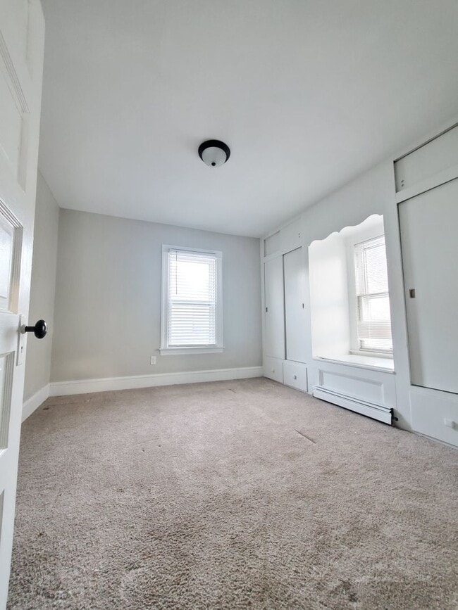 Building Photo - Well updated 3br with full laundry  Huge garage