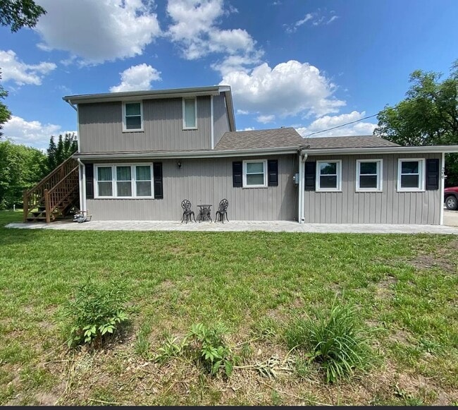 Building Photo - Cozy 4 Bedroom Single-Family