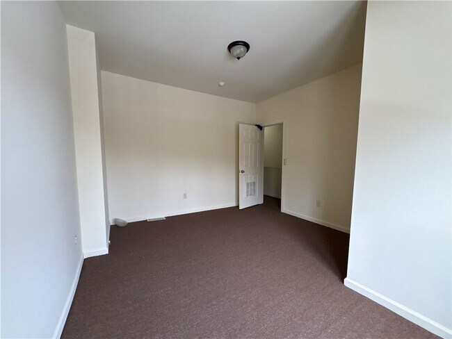 Building Photo - 2-12-12 Cliff St