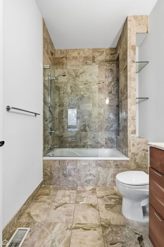 Building Photo - 952 N Racine Ave