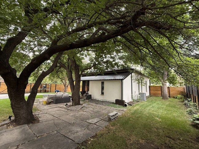 Building Photo - Fully Furnished Executive Home - Just Step...