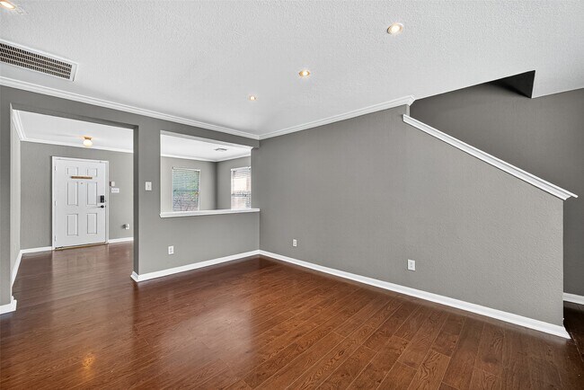 Building Photo - 5615 W Harrow Dr