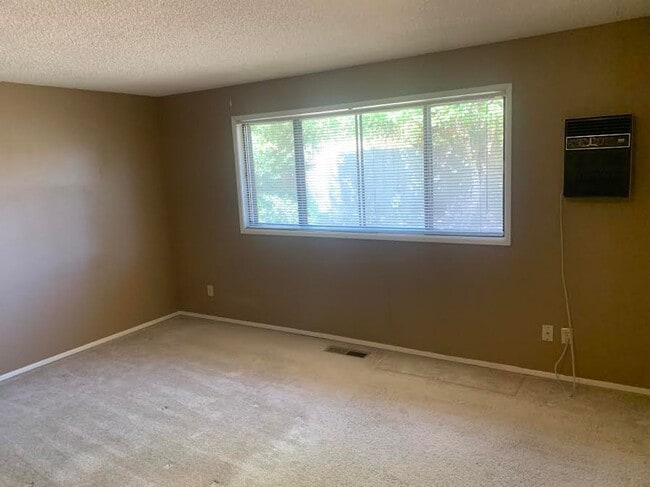 Building Photo - Single Level Near Southridge!!