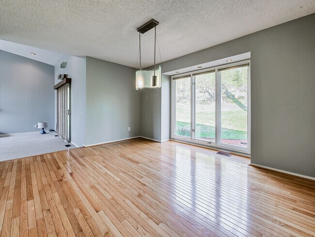 Building Photo - Welcome to this spacious single-family hom...