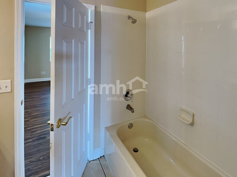 Building Photo - 11177 Creek Haven Dr
