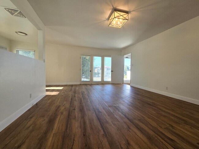 Building Photo - 330 Calle Miramar