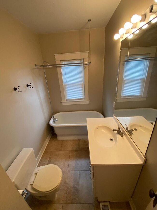 Building Photo - Inviting Home Near ODU