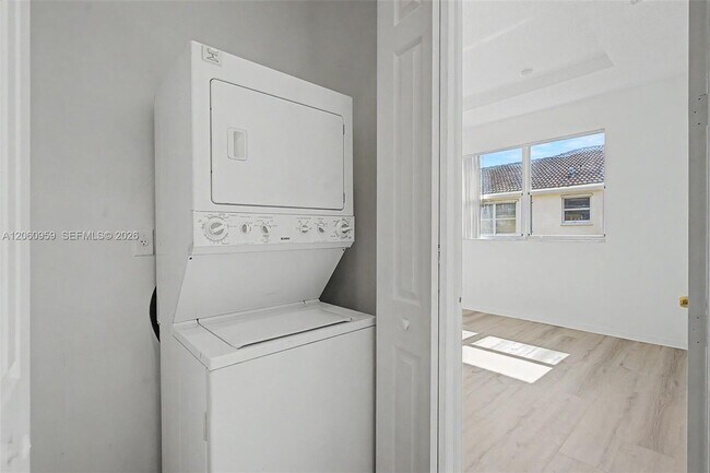 Building Photo - 975 NE 42nd Terrace